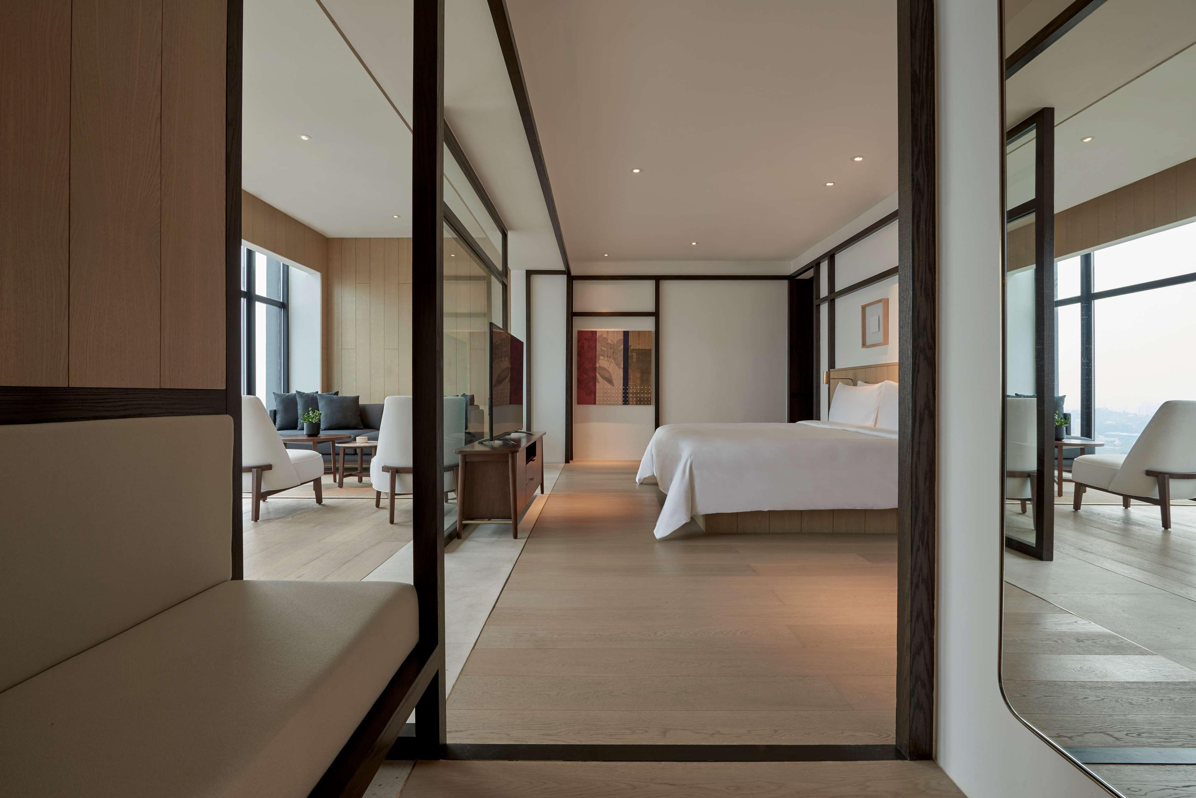 อลิลา บังซาร์ กัวลาลัมเปอร์ Hotel ภายนอก รูปภาพ A suite at The Ritz-Carlton, Kuala Lumpur