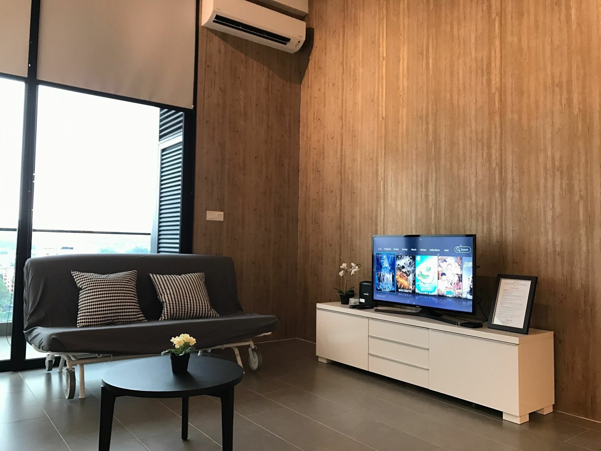 อลิลา บังซาร์ กัวลาลัมเปอร์ Hotel ภายนอก รูปภาพ A living room with a television