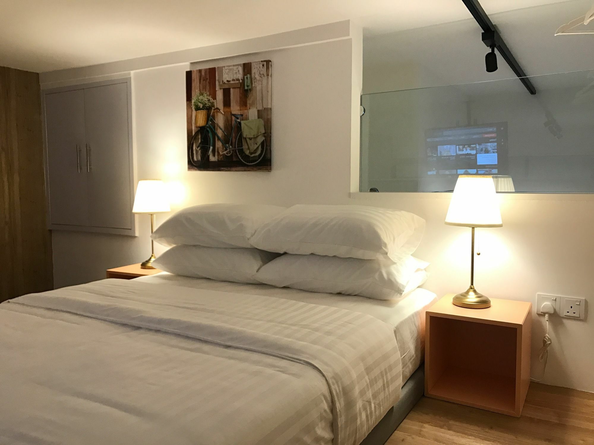 อลิลา บังซาร์ กัวลาลัมเปอร์ Hotel ภายนอก รูปภาพ A bedroom in a serviced apartment in Singapore